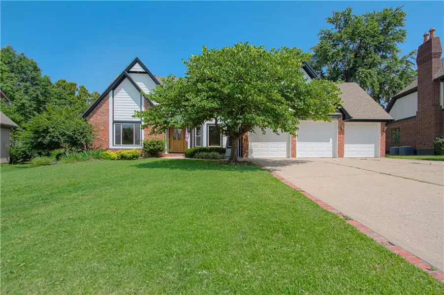 2452 NW Valley View DR, Lee's Summit, MO 64081