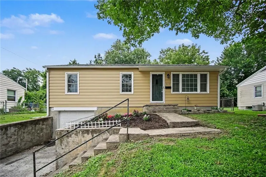 507 E Meadow LN, St Joseph, MO 64501