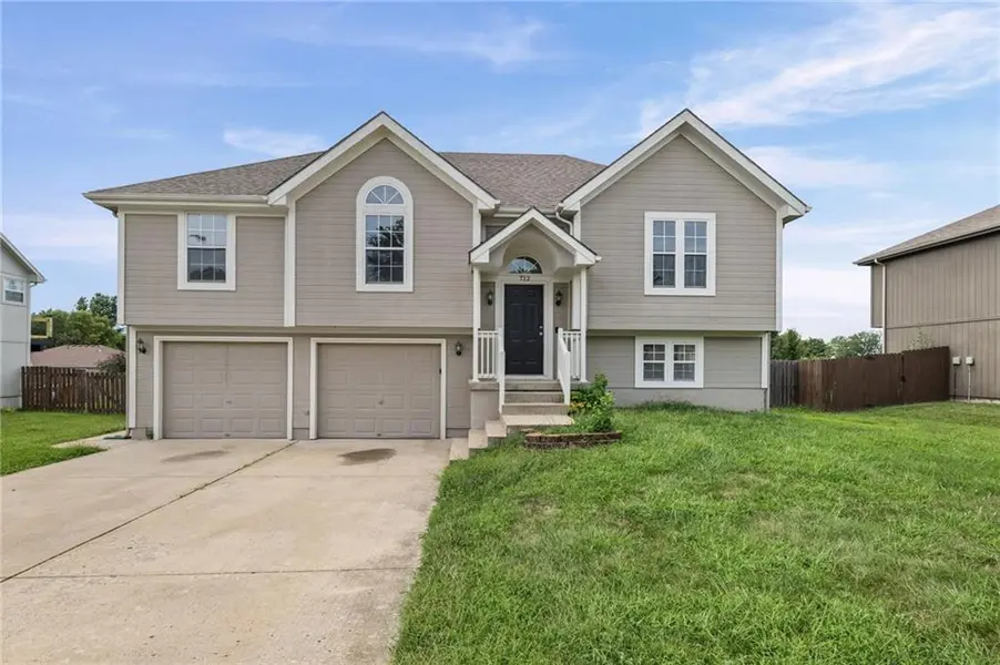 712 S Sunset LN, Raymore, MO 64083