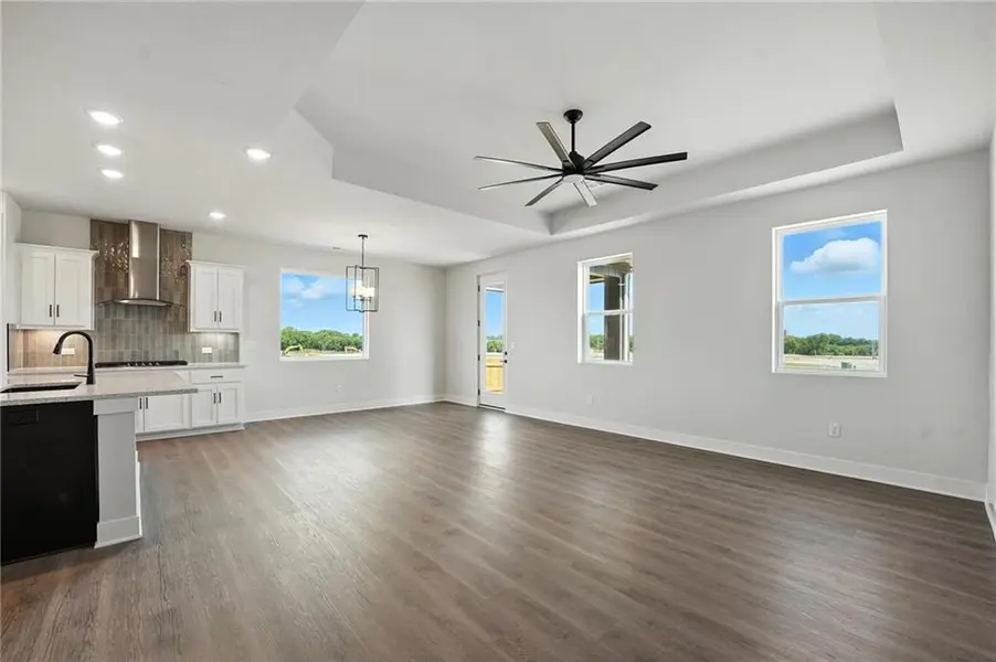 1415 N 163rd CIR, Basehor, KS 66007