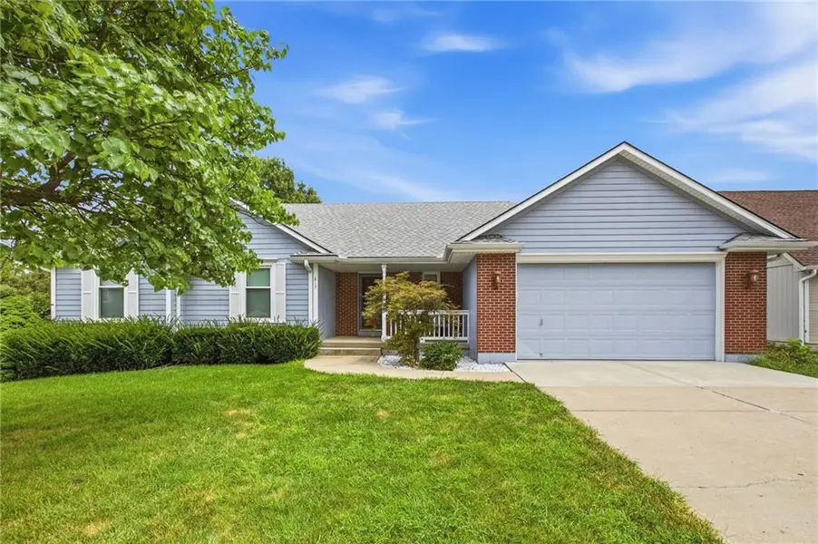813 SW Foxtail DR, Grain Valley, MO 64029