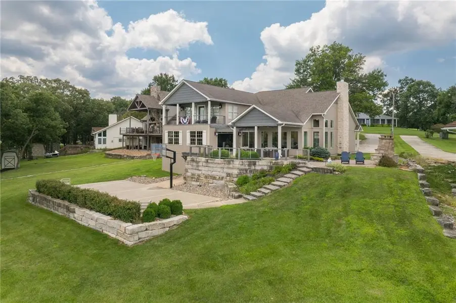 560 Lake Viking TER, Gallatin, MO 64640