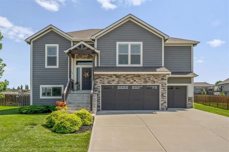 1327 N 161st TER, Basehor, KS 66007