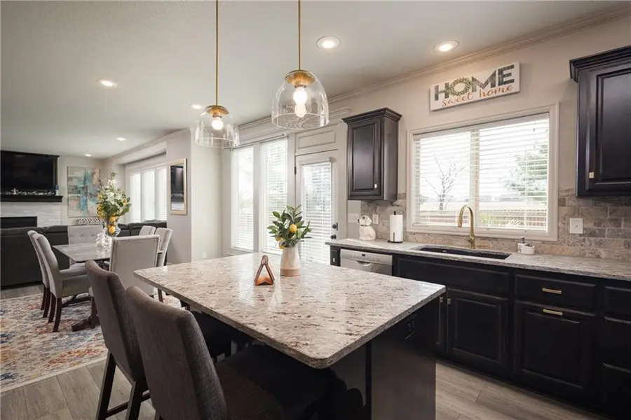104 SW Greenbriar DR, Blue Springs, MO 64064