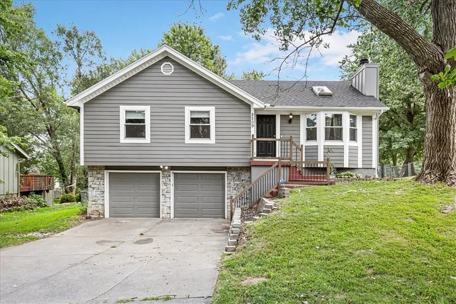 8209 NW 79th TER, Kansas City, MO 64152