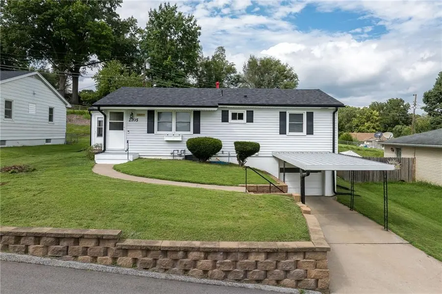 2705 Cedar ST, St Joseph, MO 64503