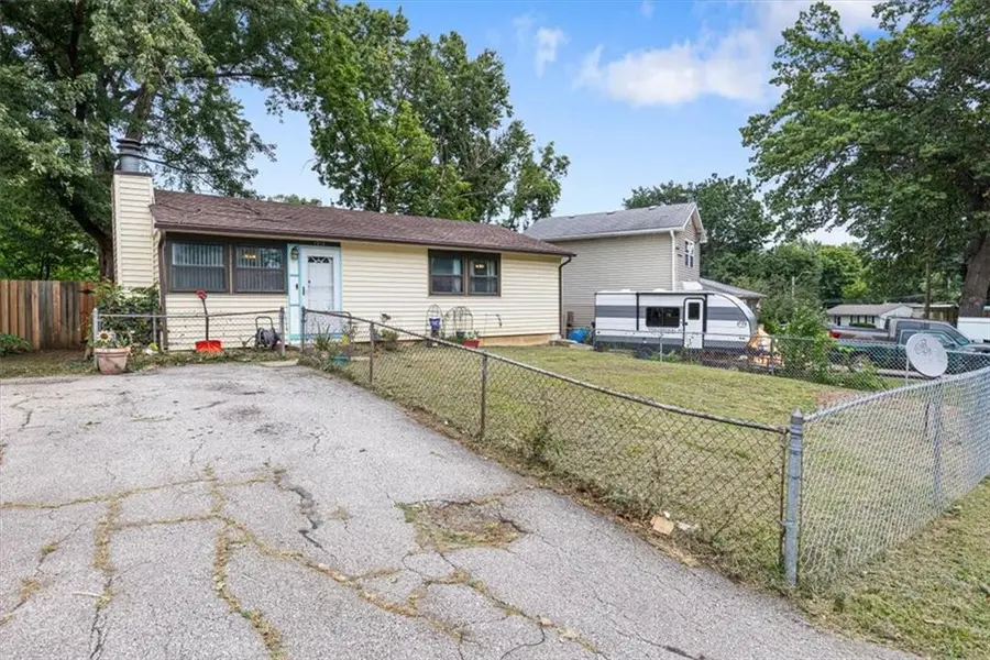 1212 44th ST, Kansas City, MO 64116