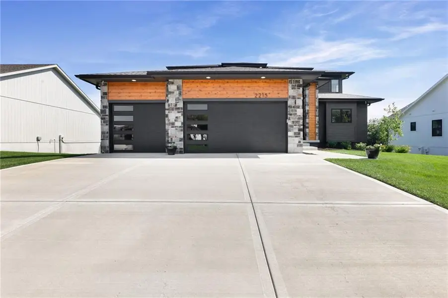 2215 SW Hook Farm DR, Lee's Summit, MO 64082