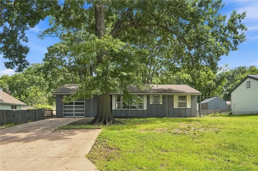 8725 Larsen ST, Overland Park, KS 66214