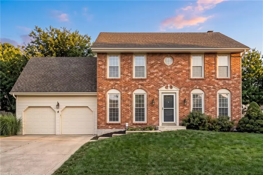 3907 NE Clearbrook DR, Lee's Summit, MO 64064