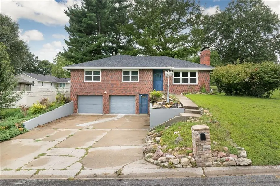 1806 Safari DR, St Joseph, MO 64506