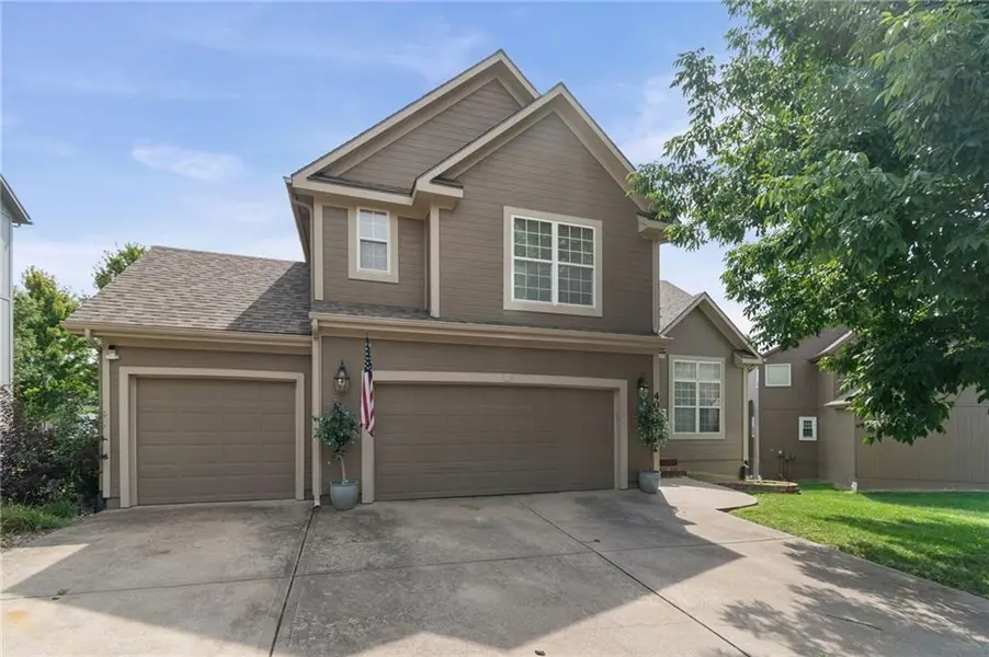 405 SW Gentry LN, Lee's Summit, MO 64081