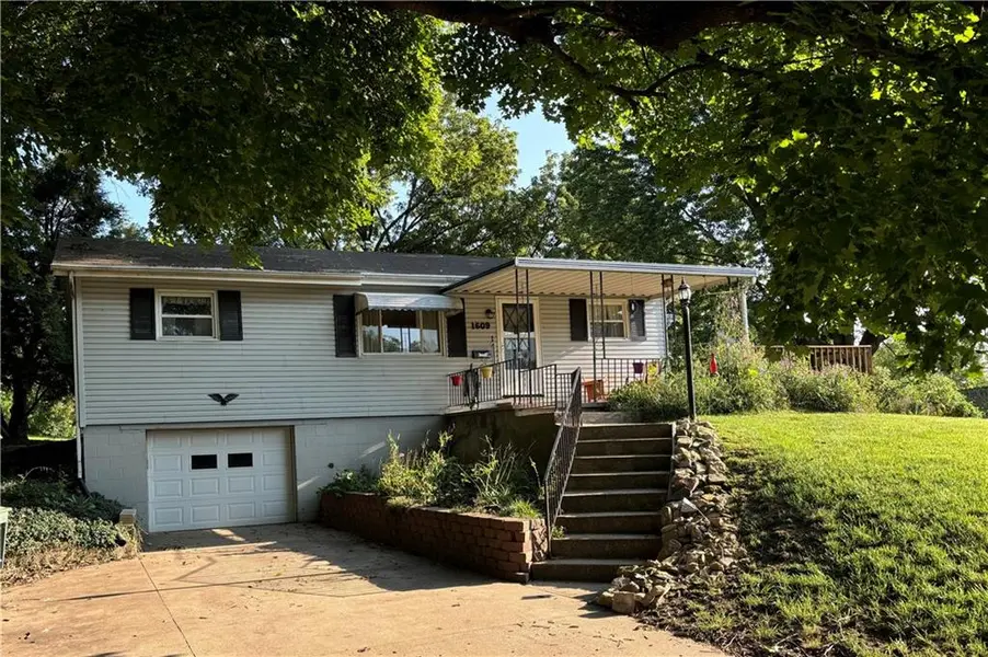 1609 Green Valley RD, St Joseph, MO 64505