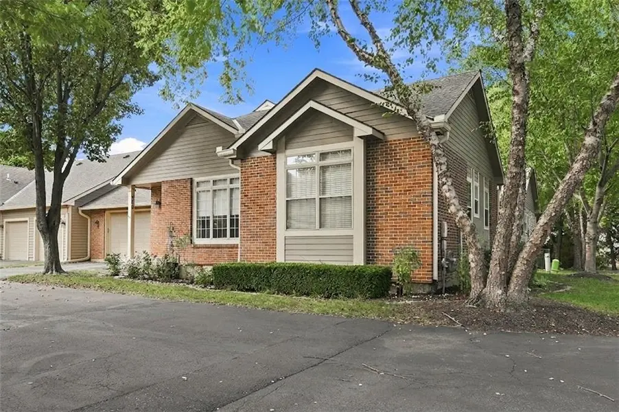 18665 W 158TH TER #400, Olathe, KS 66062