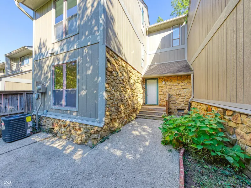 4261 Foxglove TRCE, Indianapolis, IN 46237