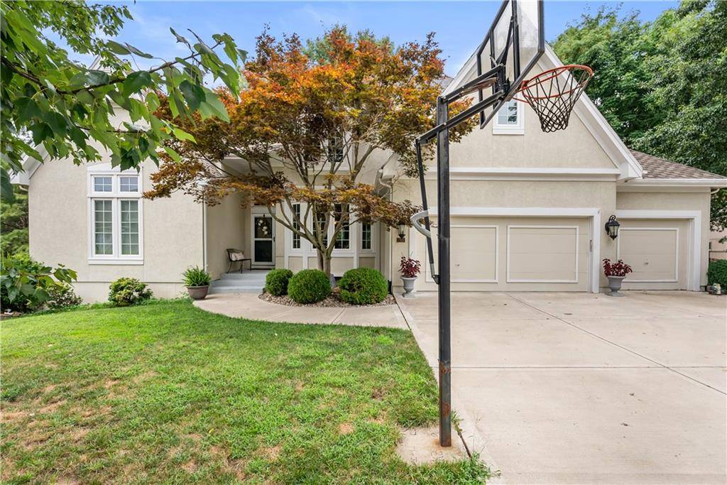 713 NE Plumbrook PL, Lee's Summit, MO 64064