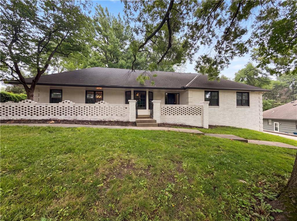 4321 NW Briarcliff LN, Kansas City, MO 64116