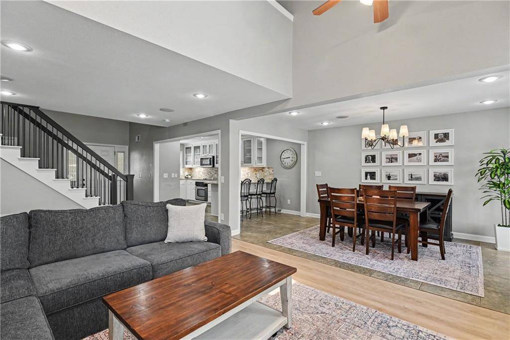 221 Woodbridge LN, Kansas City, MO 64145