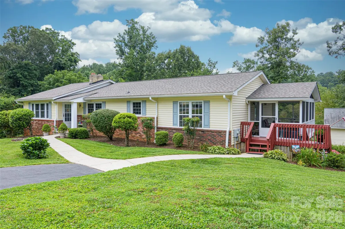 352 Cedar LN, Arden, NC 28704