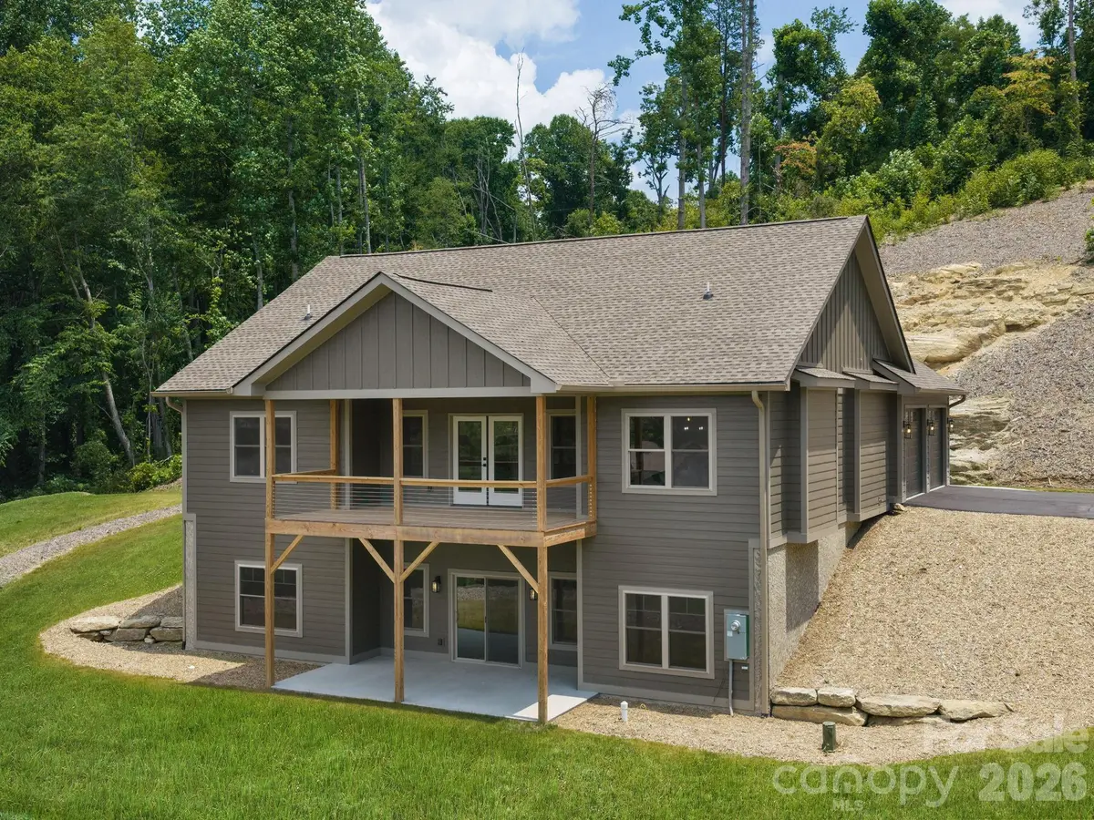105 Sheila Wynne DR, Hendersonville, NC 28732