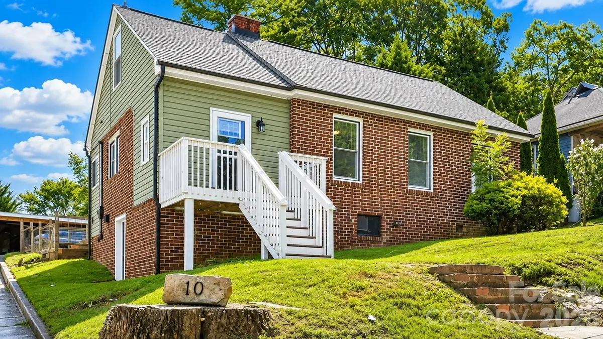 10 Enka Oak ST, Candler, NC 28715