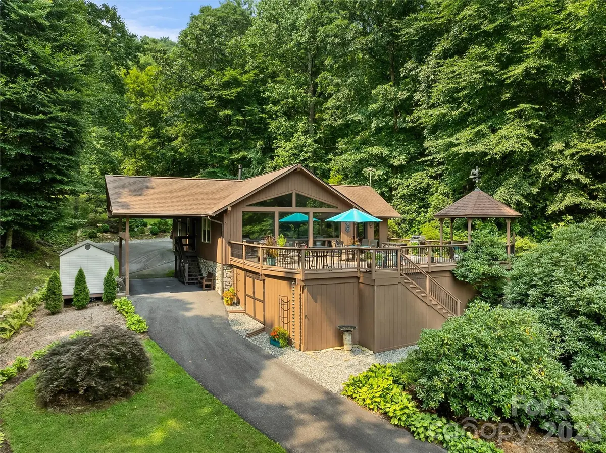 4 Timbersong DR, Weaverville, NC 28787