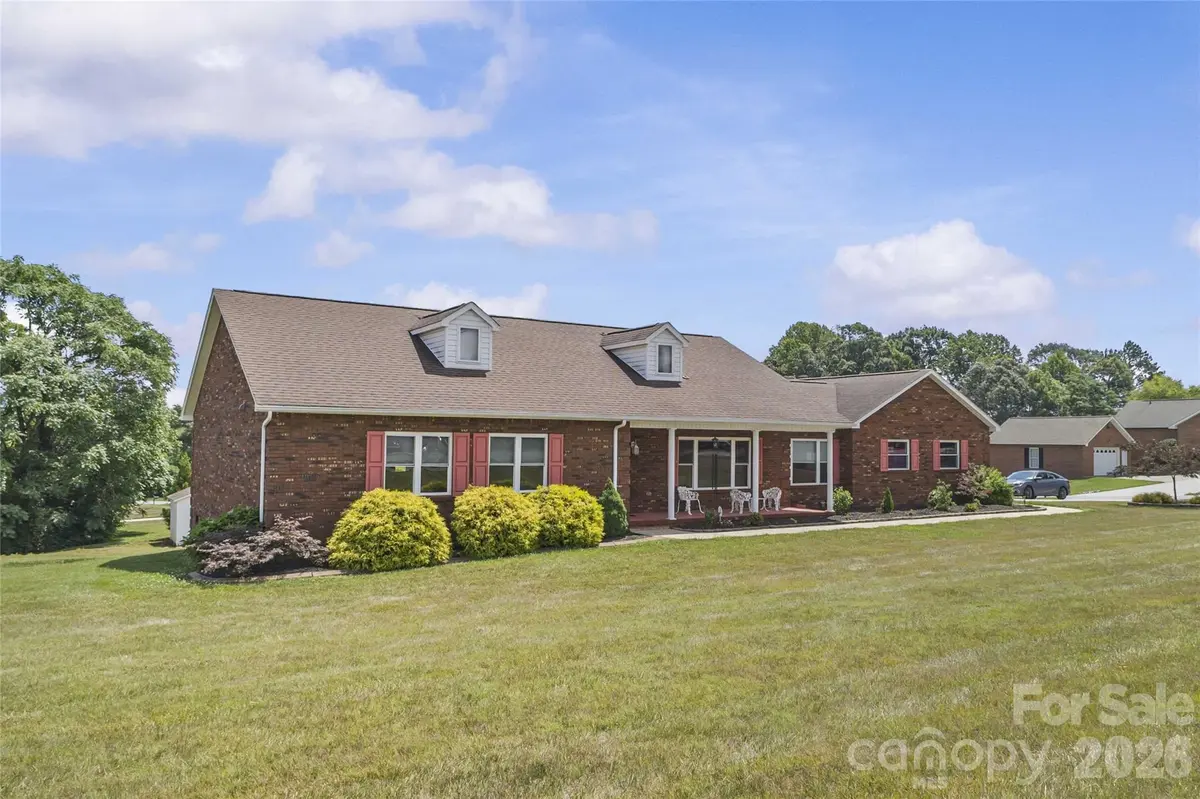 107 Twin Lakes DR, Statesville, NC 28625