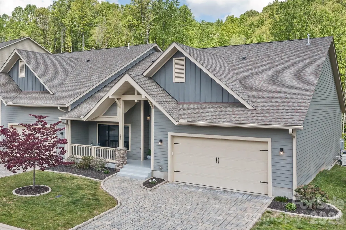 157 Copper Valley LN, Hendersonville, NC 28739