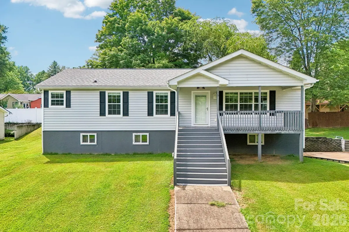 119 E Meadow LN, Horse Shoe, NC 28742