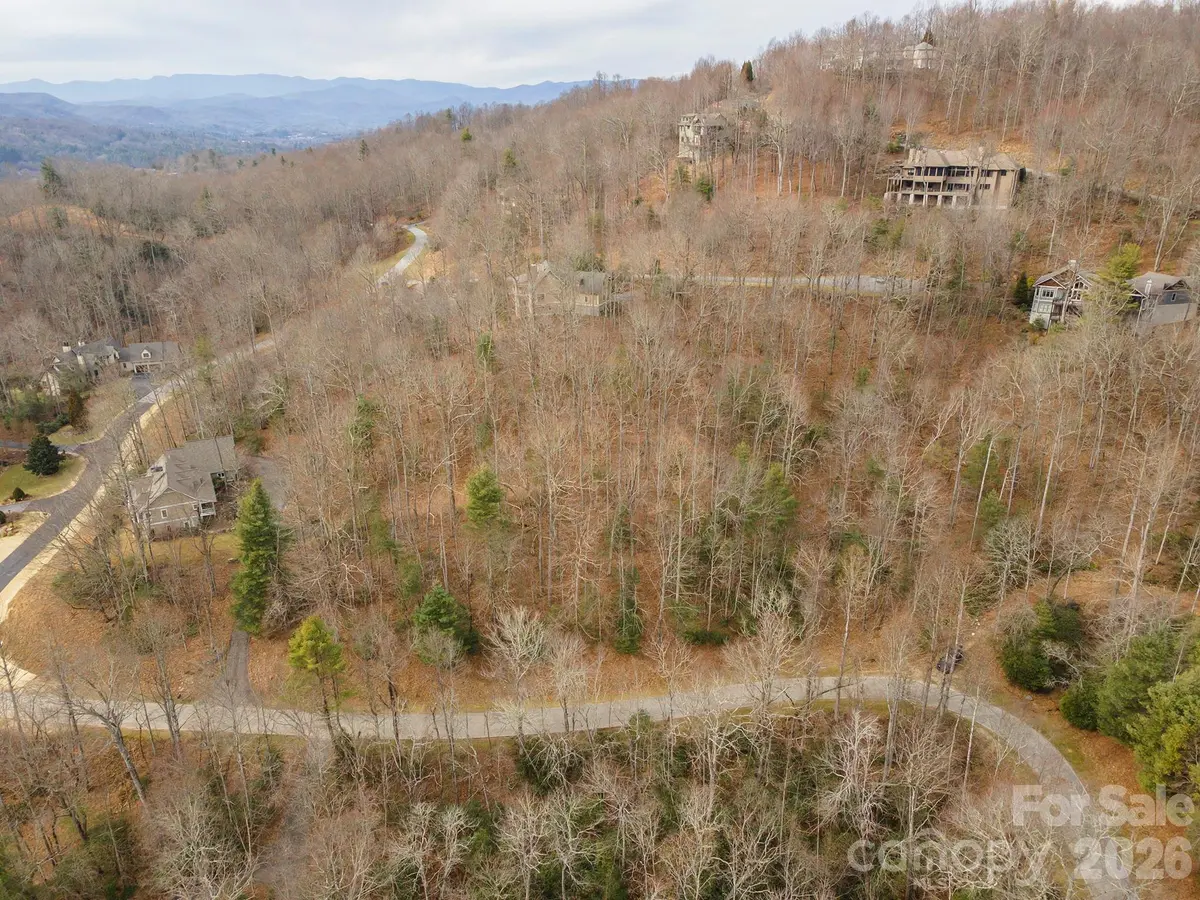 24 Falls LN, Hendersonville, NC 28739