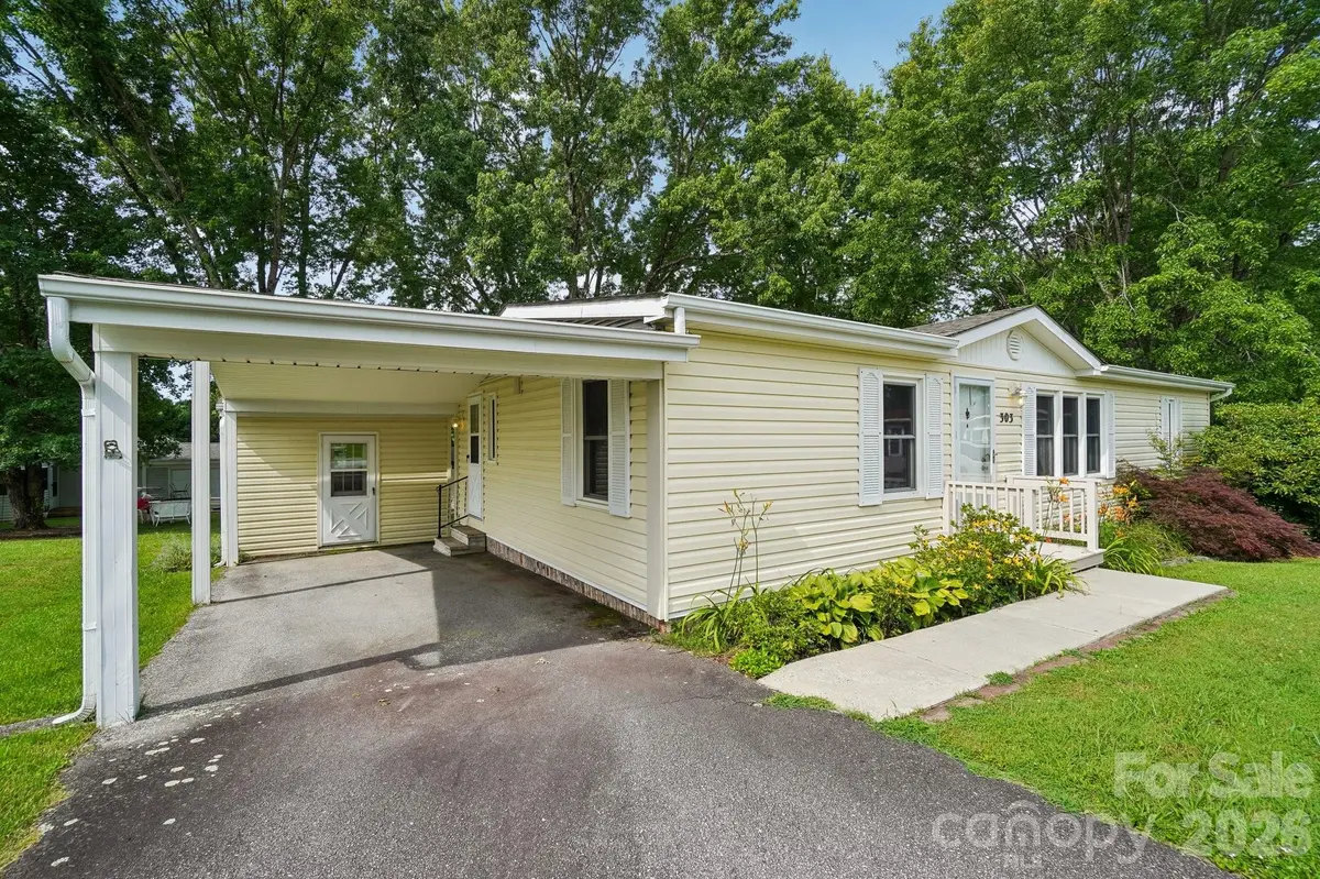 303 Meadowbrook CT, Hendersonville, NC 28792