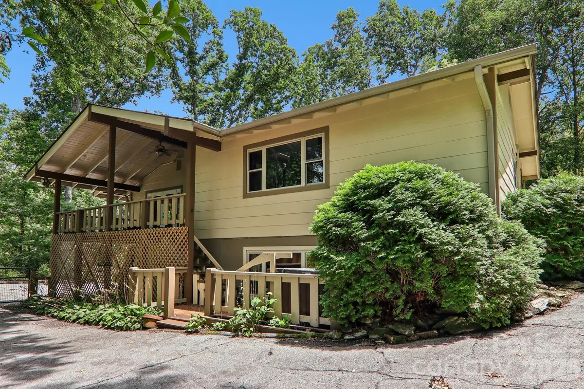 3 Edelweiss DR, Horse Shoe, NC 28742