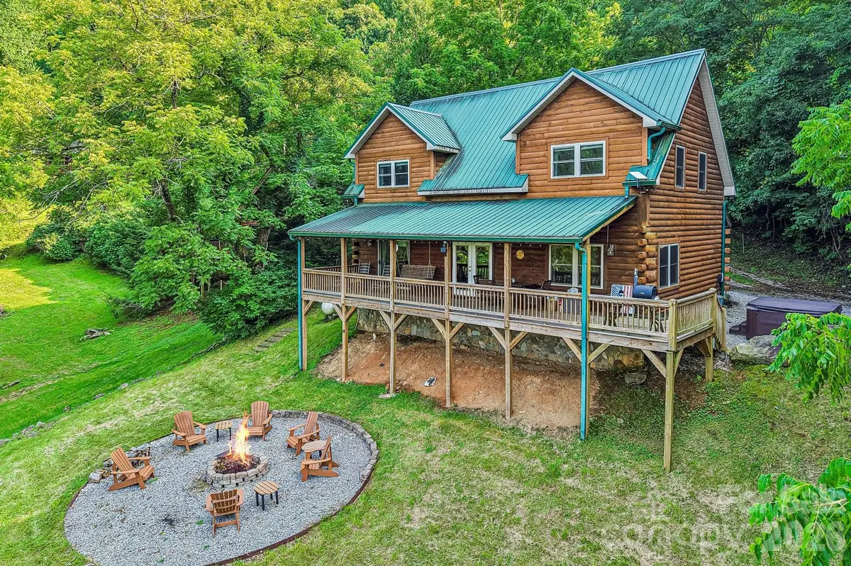 1064 Point Of View DR, Waynesville, NC 28785