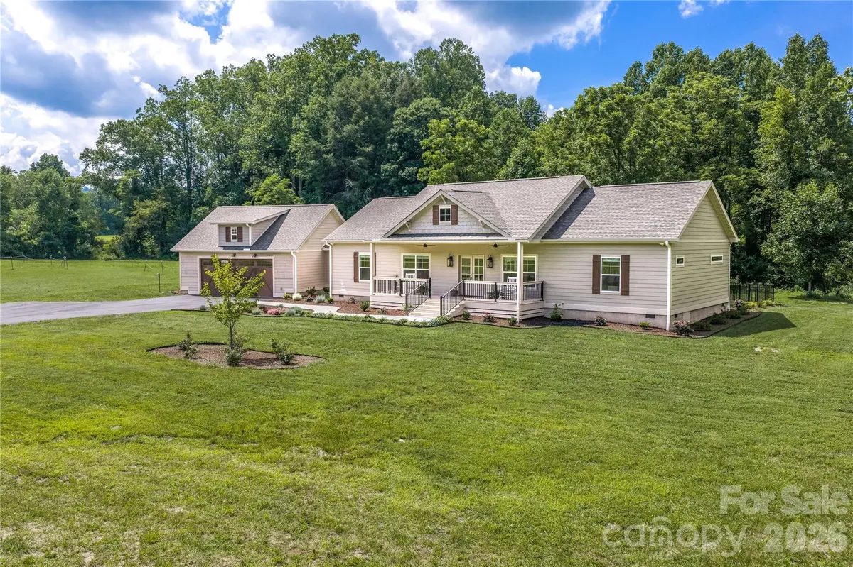 90 Saddle Club LN, Hendersonville, NC 28739