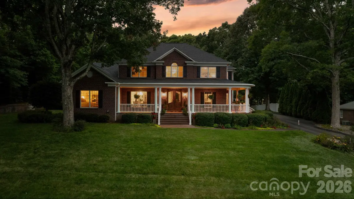 3740 Pinecrest DR NE, Hickory, NC 28601