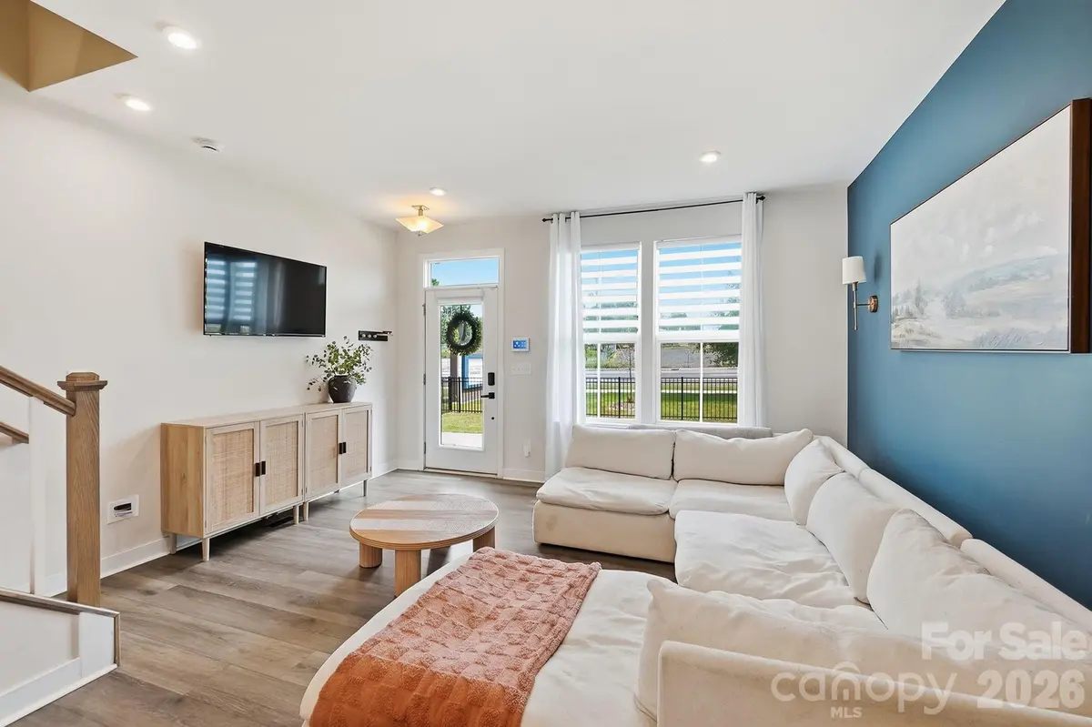 1063 Simcoe LN, Charlotte, NC 28217