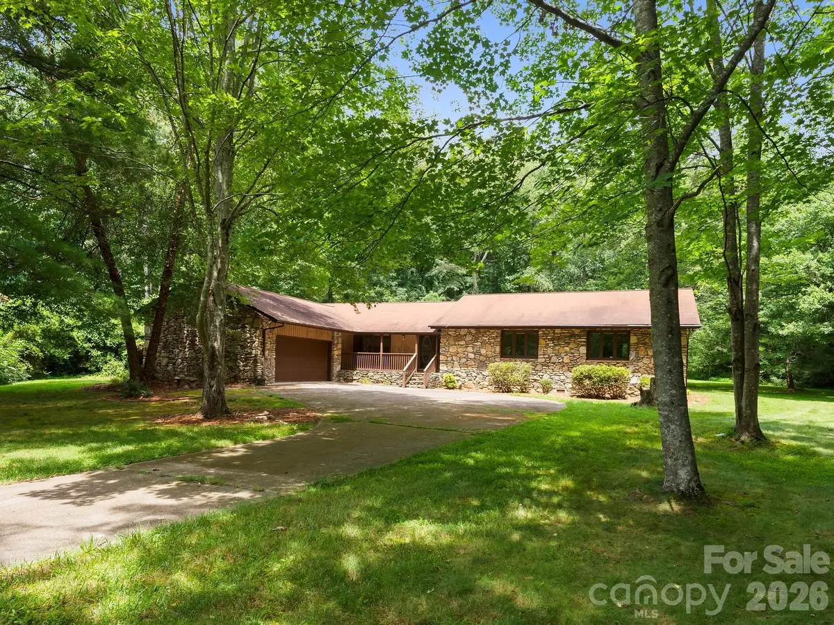 3 High Meadows DR, Candler, NC 28715