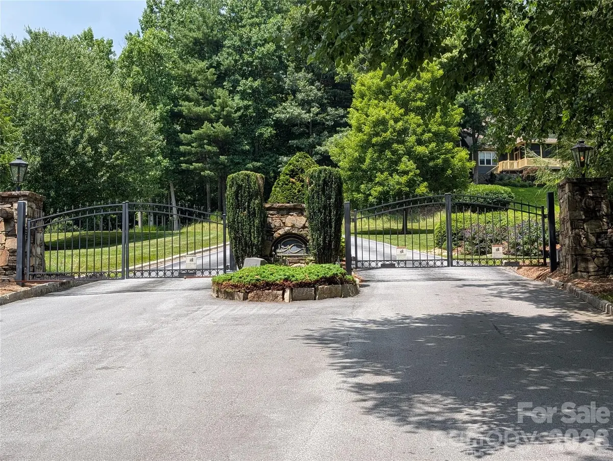 115 Ivywood LN, Laurel Park, NC 28739