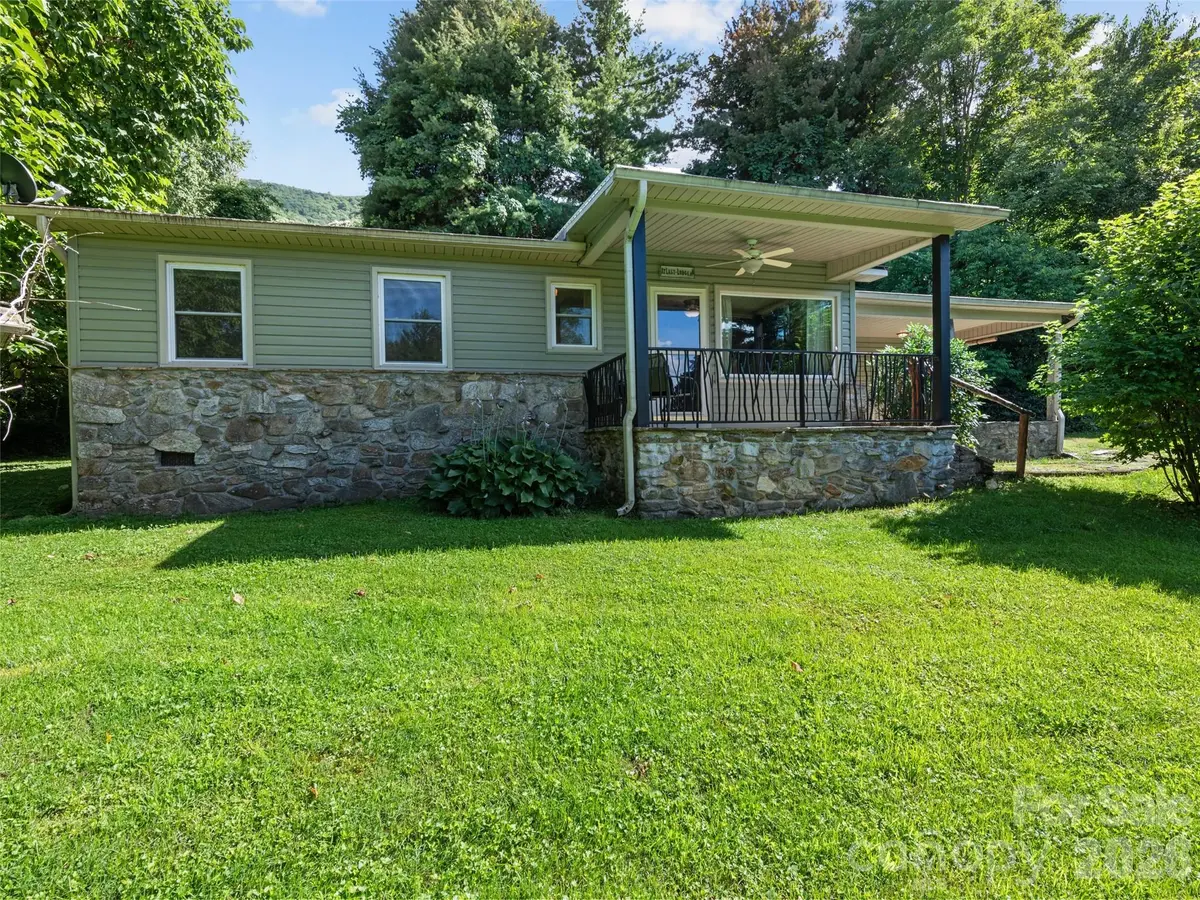51 Atari RD, Waynesville, NC 28786