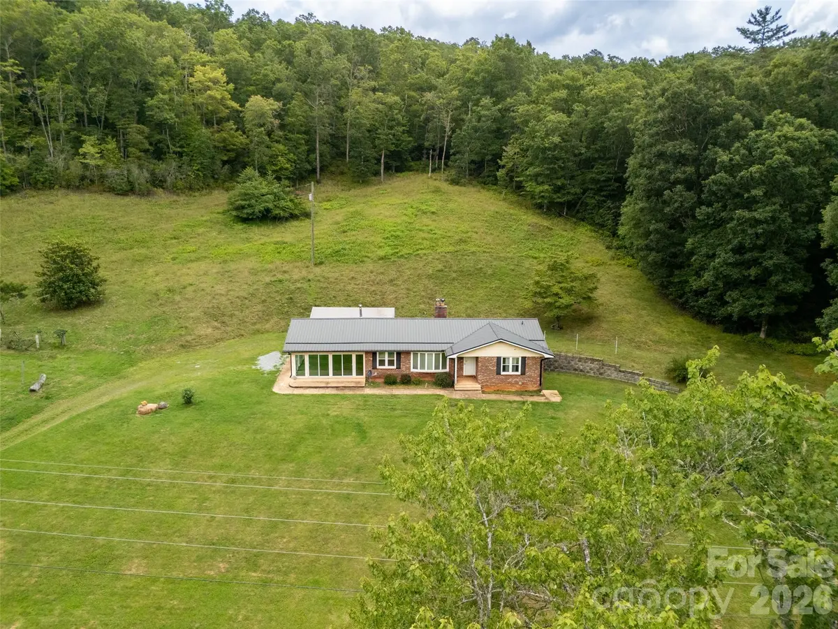 821 Tanasee Gap RD, Balsam Grove, NC 28708