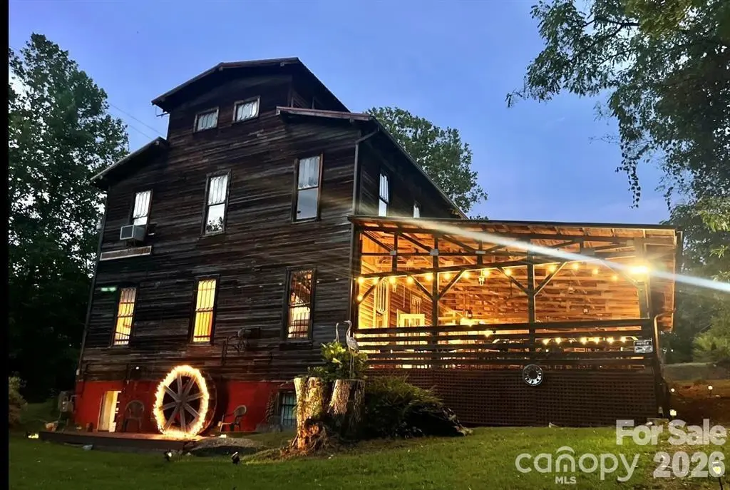 1 Old Mill LN, Weaverville, NC 28787