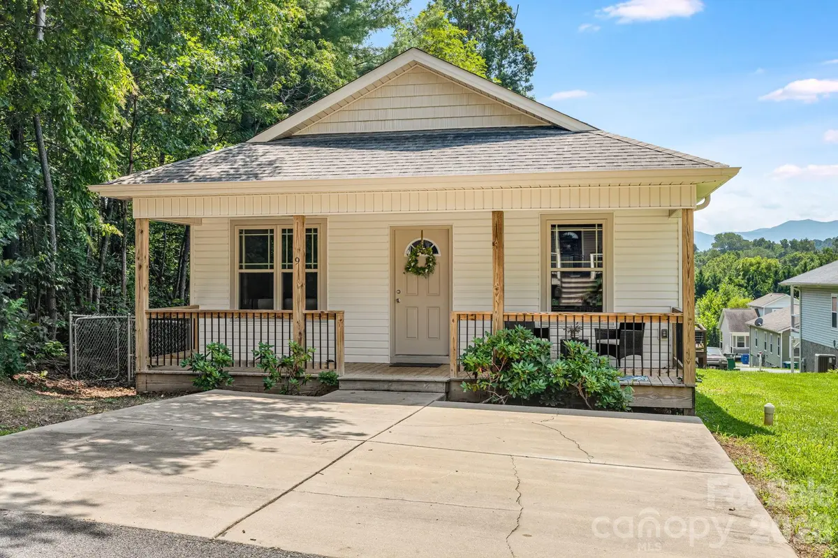 9 Coral Berry DR, Candler, NC 28715