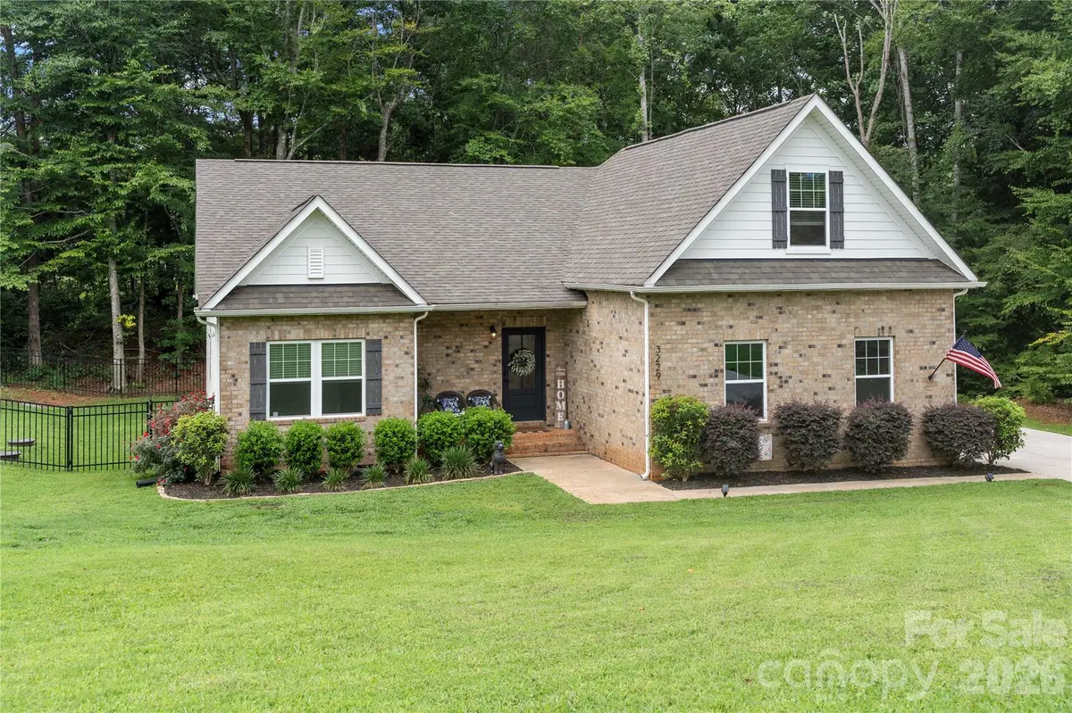 3229 Creek Bend CT, Sherrills Ford, NC 28673