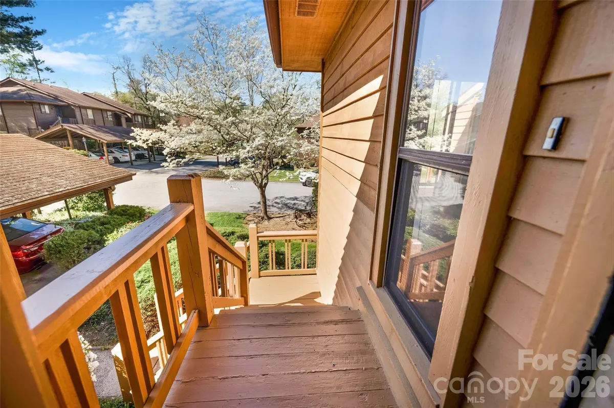 521 Courtwood LN #8, Hendersonville, NC 28739