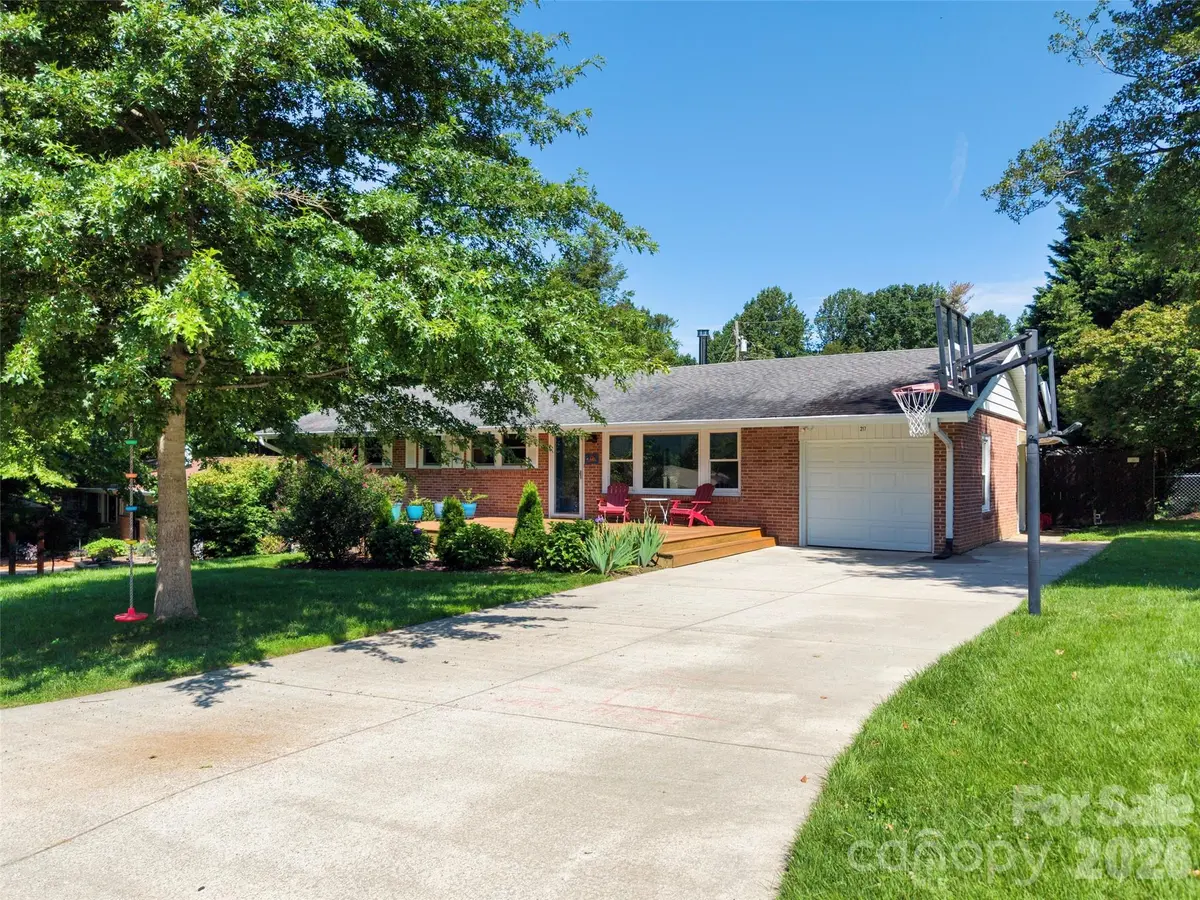 217 S Hillandale DR, East Flat Rock, NC 28726