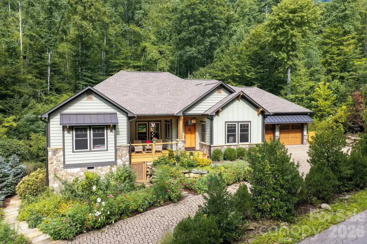 18 Hawks Pointe LN, Weaverville, NC 28787