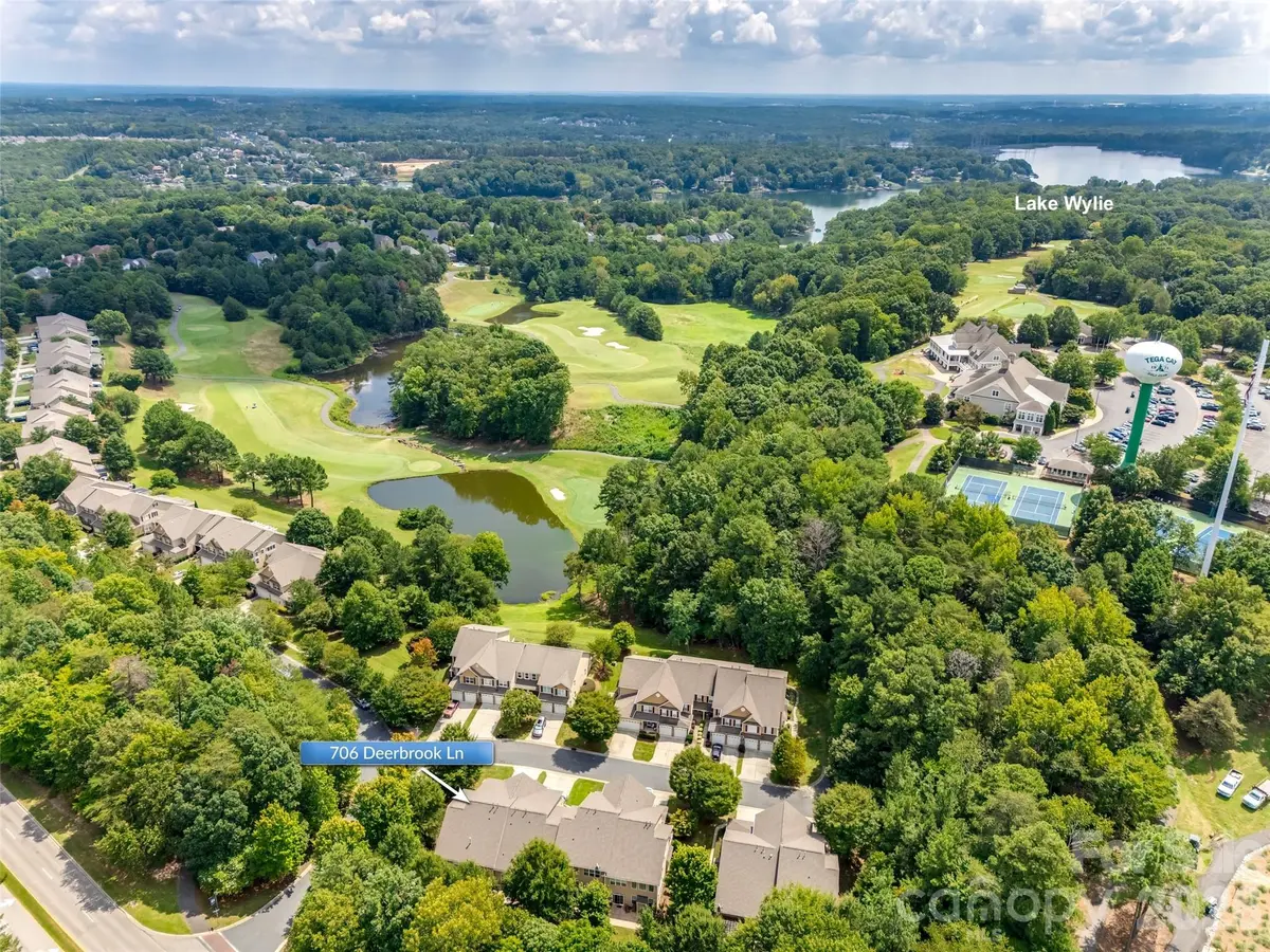 706 Deerbrook LN, Tega Cay, SC 29708