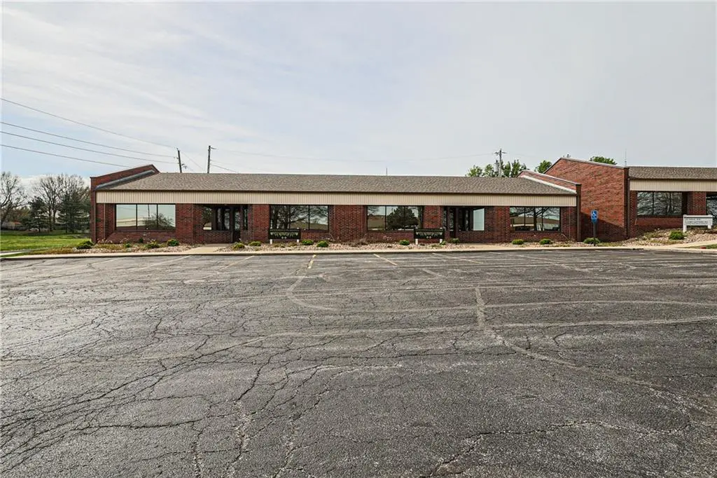 1900 NW Copper Oaks CIR, Blue Springs, MO 64015