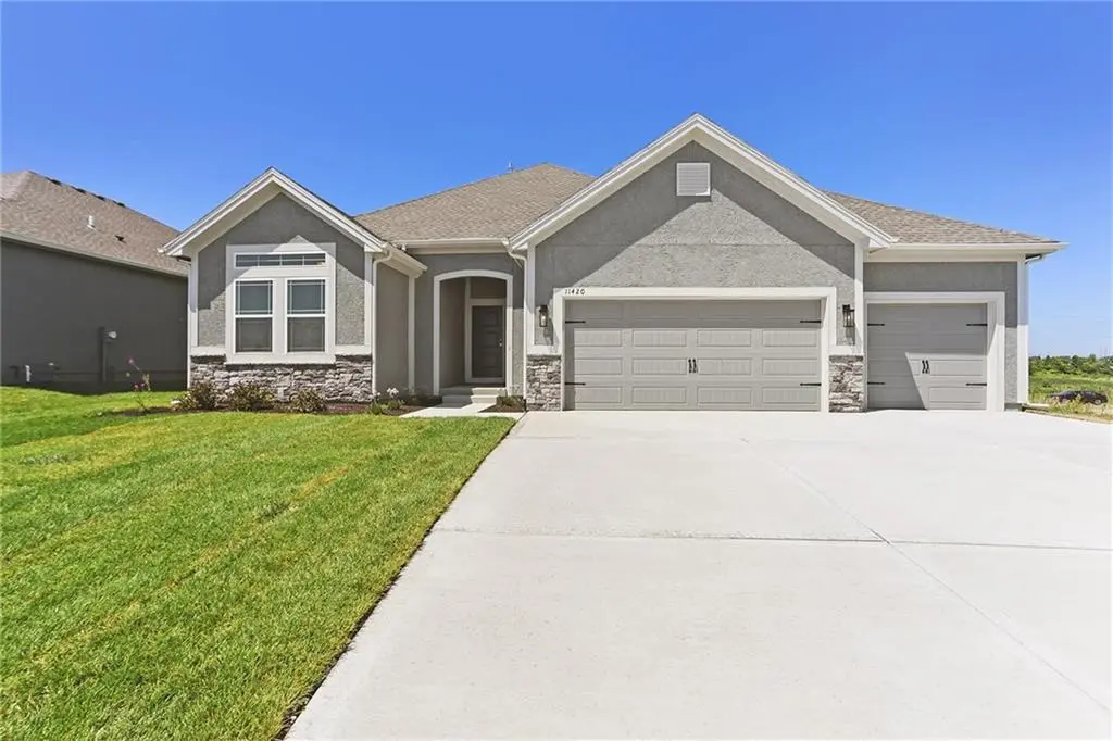11420 N Auburndale CIR, Kansas City, MO 64157