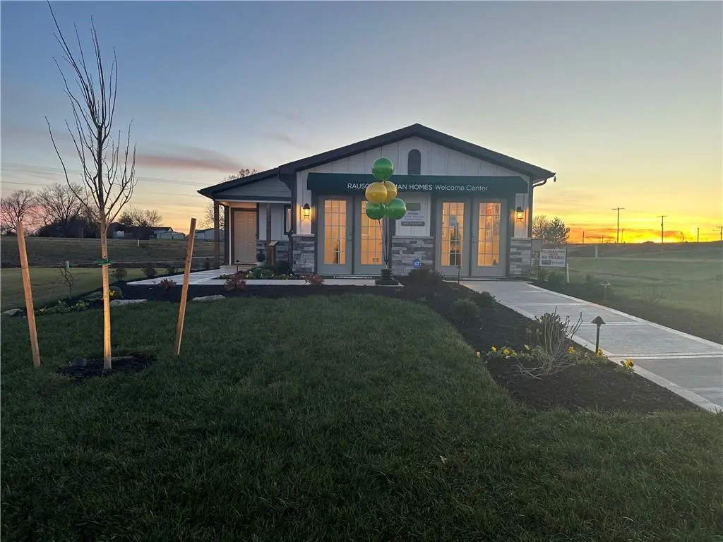 2134 Woodfield DR, Tonganoxie, KS 66086